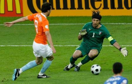 荷兰（4-2-3-1）：1-范德萨／2-奥耶尔、4-马泰森、21-博拉鲁兹（3-海廷加